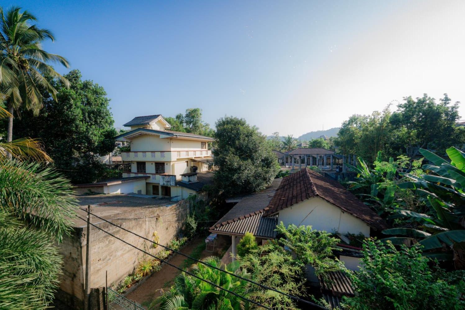 Suwani Pinnawala Homestay Exterior foto