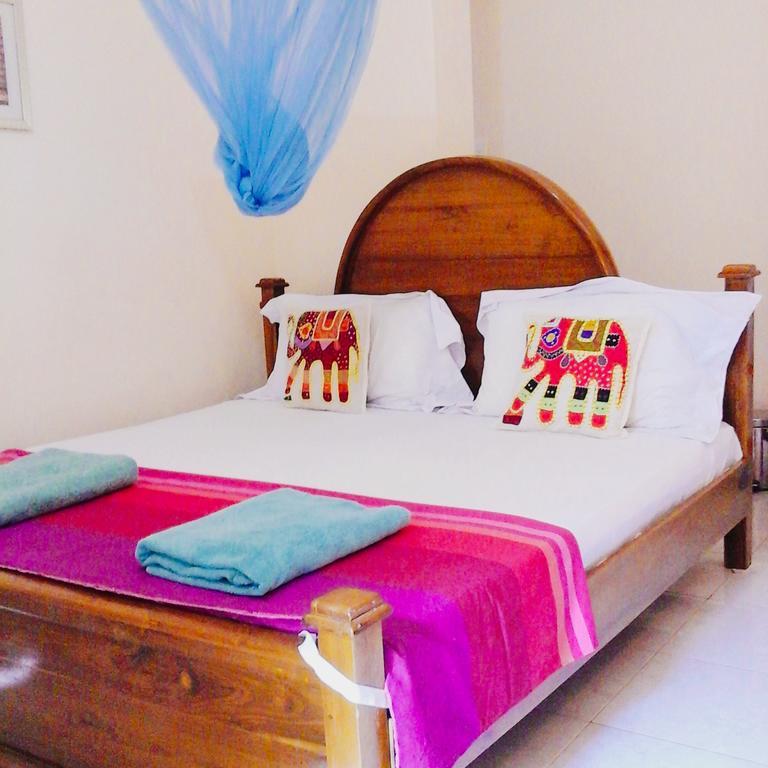Suwani Pinnawala Homestay Exterior foto